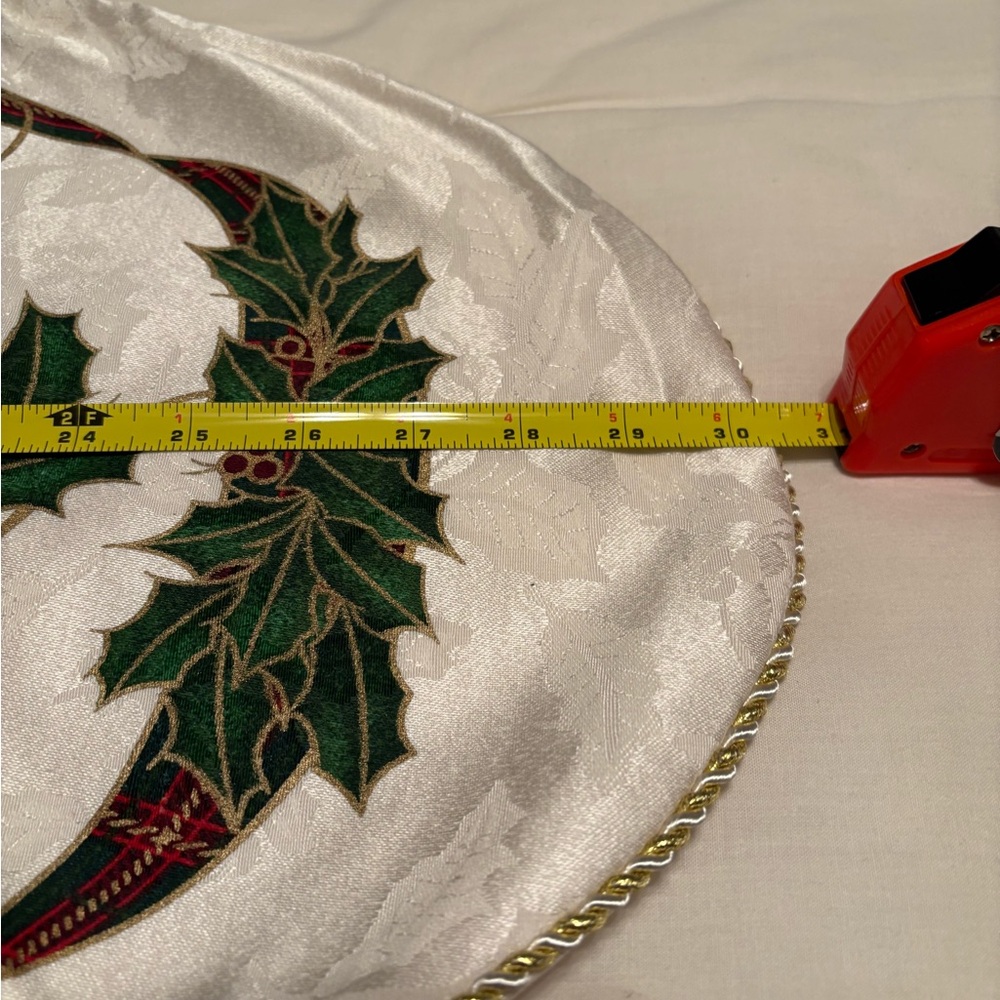 Lenox Holiday Nouveau Oval Table Runner  Centerpiece - Picture 6 of 7